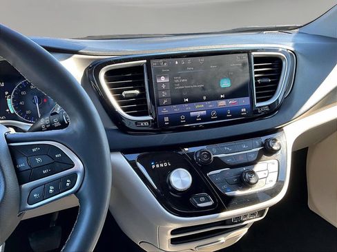 Used 2023 Chrysler Pacifica Touring-L FWD image 12