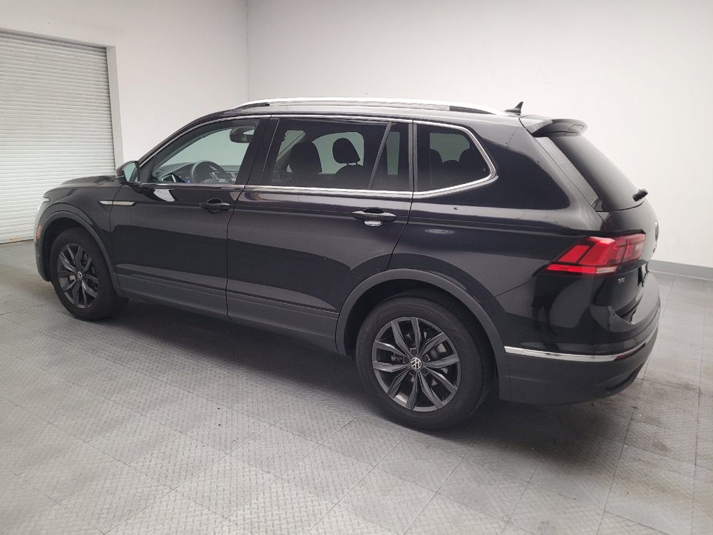 Used 2023 Volkswagen Tiguan SE w/ Panoramic Sunroof Package FWD image 3