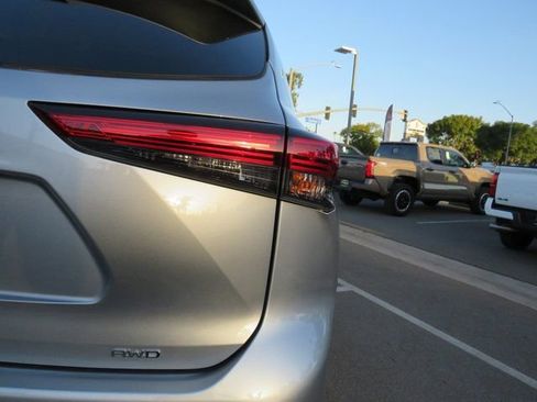 Used 2022 Toyota Highlander XLE image 11