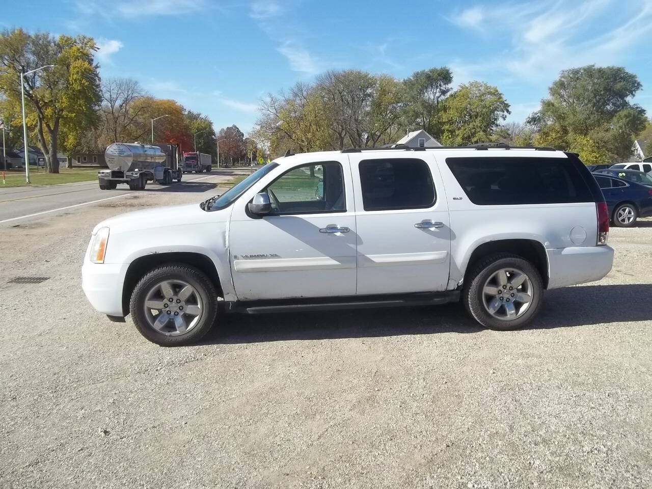 Used 2009 GMC Yukon XL SLT w/ SLT Chrome Edition AWD/4WD image 1