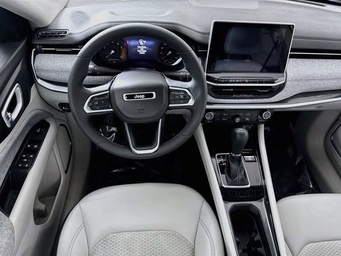 Used 2022 Jeep Compass Latitude FWD image 4