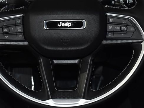 New 2025 Jeep Grand Cherokee Altitude image 24