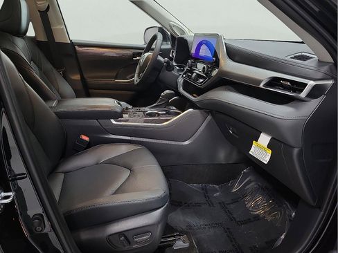 Certified 2026 Toyota Highlander Platinum AWD/4WD image 15