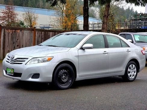 Used 2011 Toyota Camry LE image 3