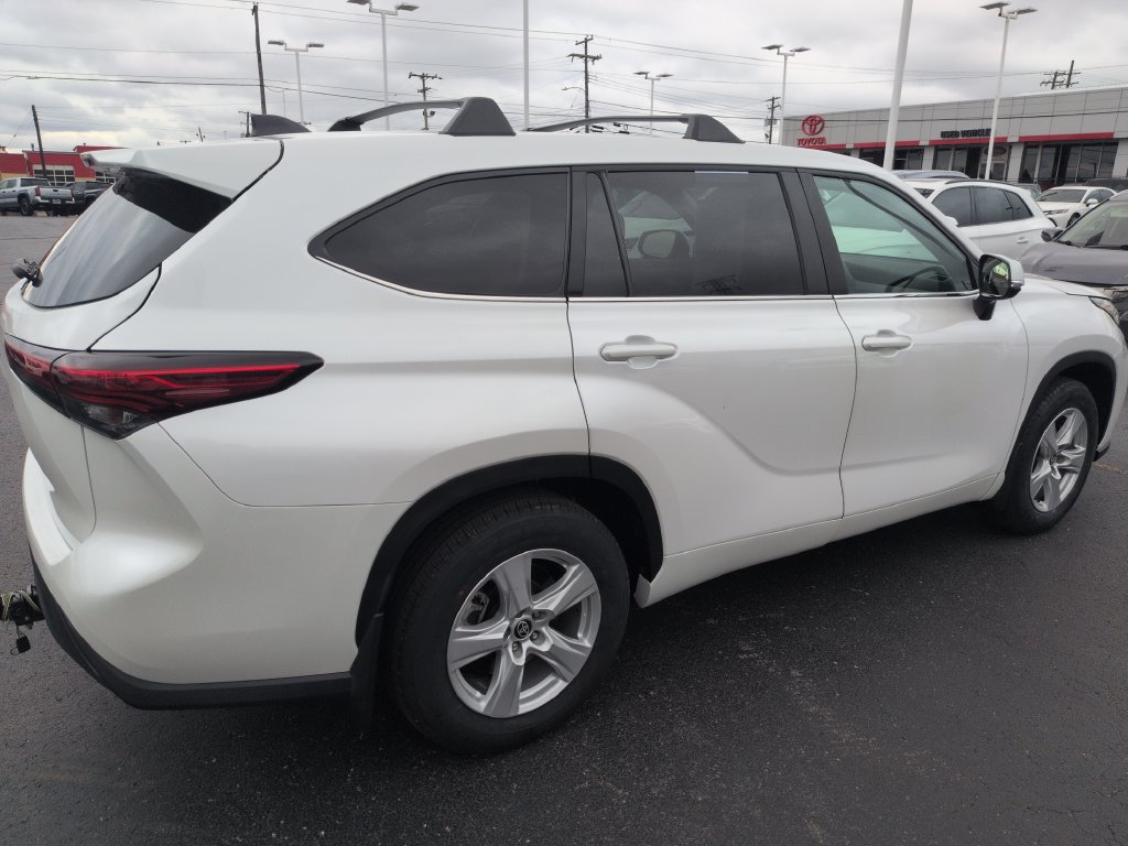 Used 2023 Toyota Highlander L FWD image 5