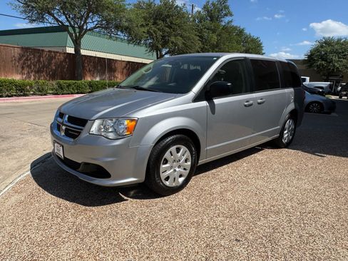 Used 2018 Dodge Grand Caravan SE w/ UConnect Hands-Free Group FWD image 12