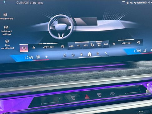 Used 2023 BMW 740i w/ Executive Package image 16