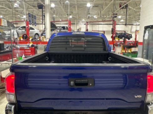 Used 2022 Toyota Tacoma TRD Off-Road image 7