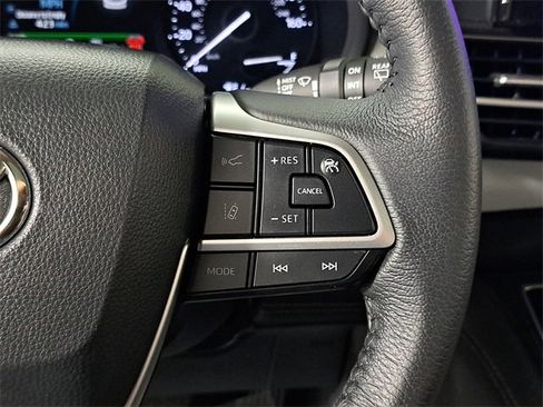 Used 2025 Toyota Sienna XLE image 25