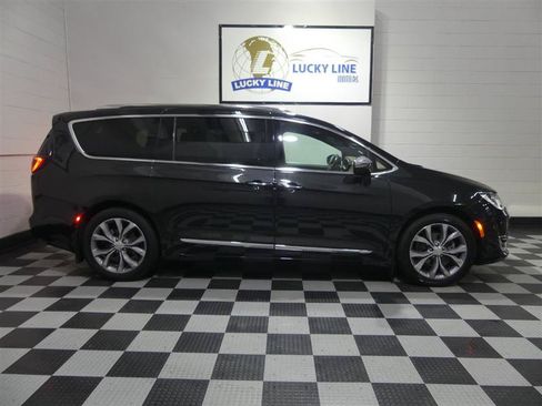 Used 2020 Chrysler Pacifica Limited w/ Tire & Wheel Group FWD image 6