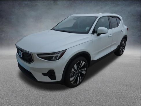 Used 2023 Volvo XC40 B5 Plus w/ Driver Assist Package AWD/4WD image 4