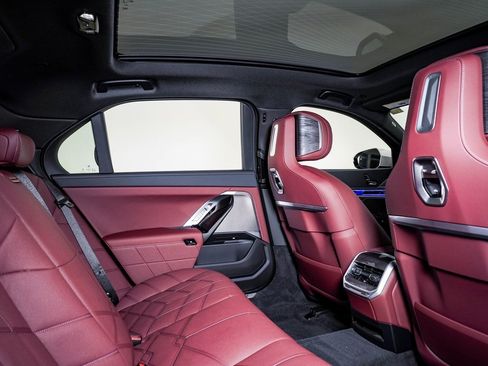 Used 2025 BMW 760i xDrive image 17