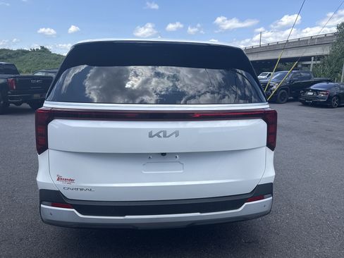 Used 2025 Kia Carnival FWD image 4