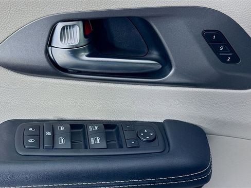 Used 2024 Chrysler Pacifica Touring-L FWD image 22