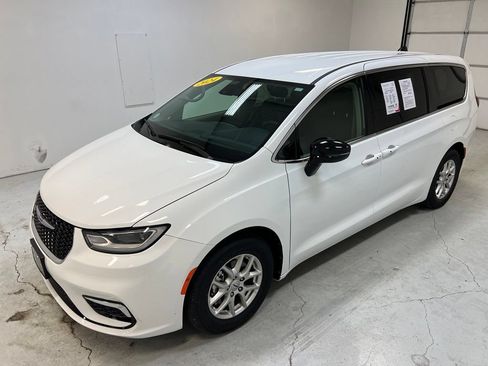 Used 2024 Chrysler Pacifica Touring-L FWD image 6