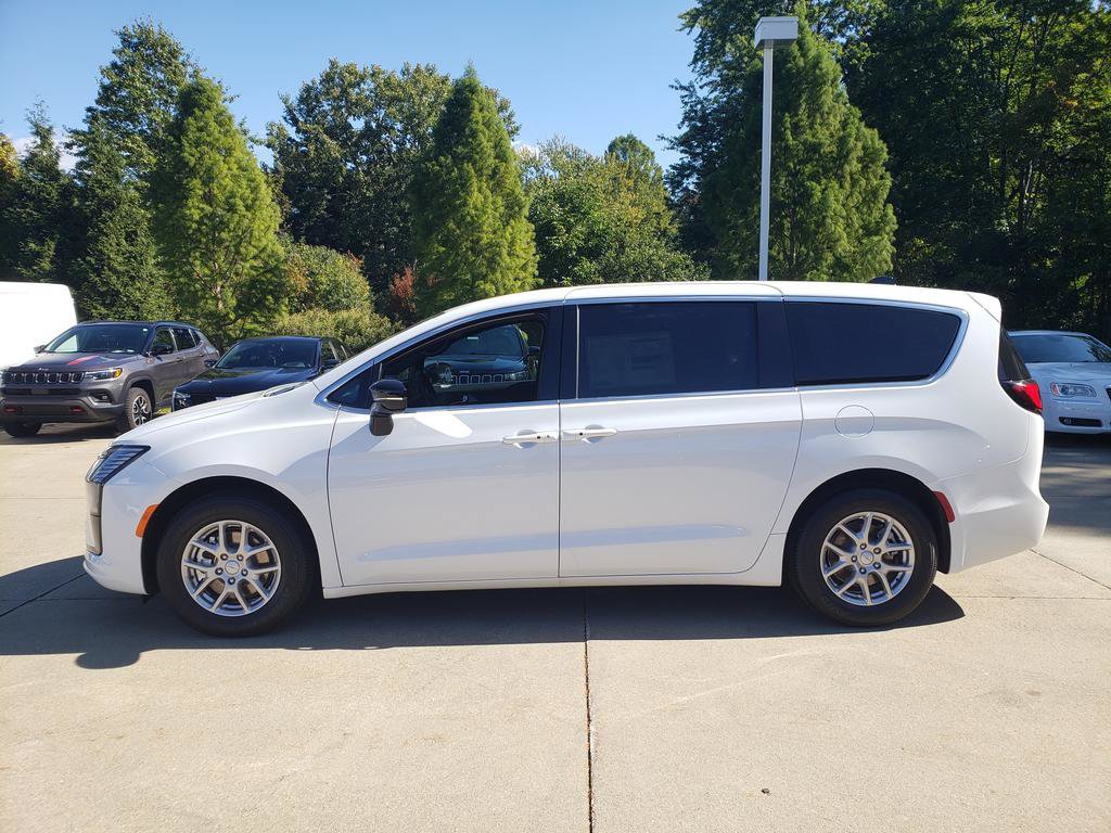 New 2027 Chrysler Pacifica Select FWD image 2