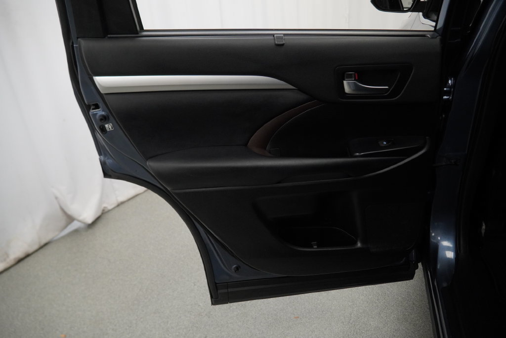 Used 2019 Toyota Highlander XLE AWD/4WD image 36