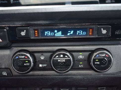 Used 2018 Toyota Tacoma SR5 AWD/4WD image 30