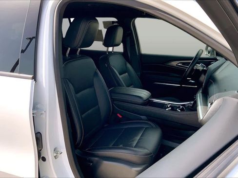 Used 2025 Chevrolet Traverse LT FWD image 9