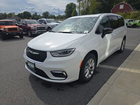 New 2026 Chrysler Pacifica Select image 3