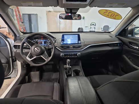 Used 2025 Nissan Altima 2.5 SV FWD image 18
