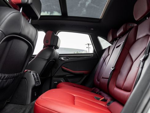 Certified 2025 Porsche Macan AWD/4WD image 30