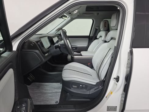 Used 2023 Rivian R1S Adventure AWD/4WD image 20