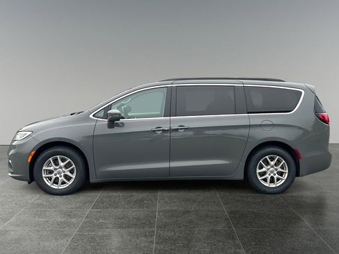 Used 2022 Chrysler Pacifica Touring-L image 4