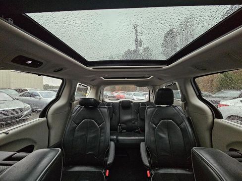 Used 2017 Chrysler Pacifica Limited image 37