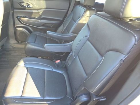 Used 2023 GMC Acadia SLT w/ Preferred Package image 10