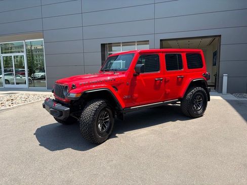 Used 2025 Jeep Wrangler Unlimited Rubicon AWD/4WD image 3