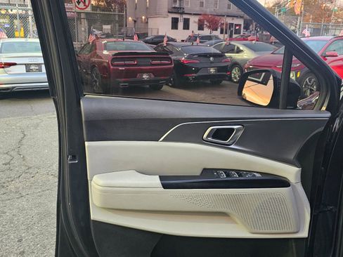 Used 2022 Kia Carnival LX image 11