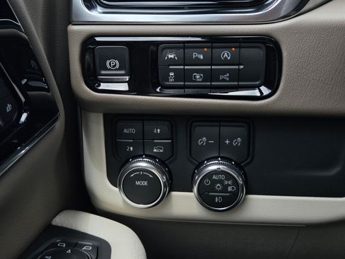 New 2026 GMC Yukon Denali AWD/4WD image 9