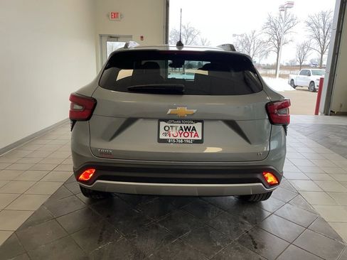 Used 2025 Chevrolet Trax LT w/ LT Convenience Package image 6