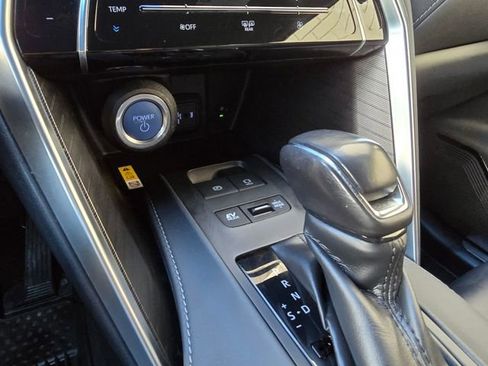 Used 2022 Toyota Venza XLE image 37