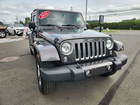 Used 2016 Jeep Wrangler Unlimited Sahara w/ Dual Top Group AWD/4WD image 19