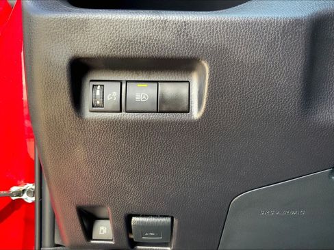 Used 2025 Toyota RAV4 XLE AWD/4WD image 33