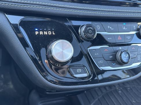 Used 2023 Chrysler Pacifica Touring-L w/ Uconnect Theater Family Group image 27