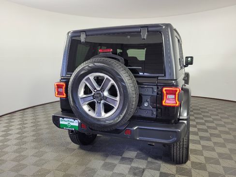 Used 2018 Jeep Wrangler Unlimited Sahara AWD/4WD image 7