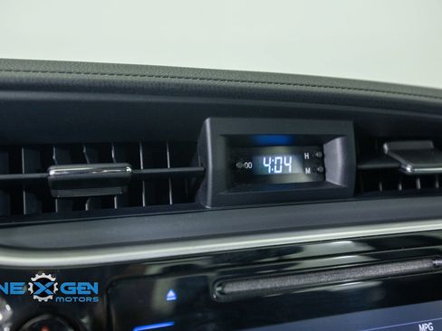 Used 2018 Toyota Corolla LE FWD image 17