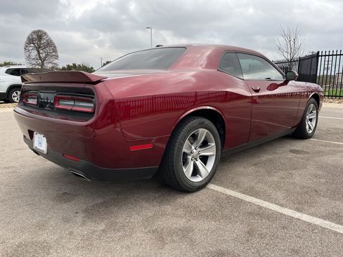 Used 2019 Dodge Challenger SXT image 4
