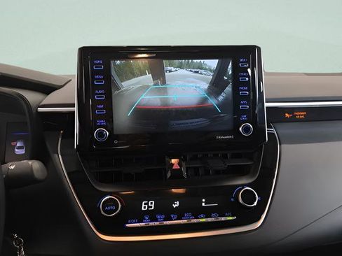 Used 2021 Toyota Corolla LE image 19