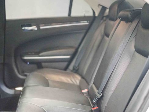 Used 2019 Chrysler 300 Limited image 19