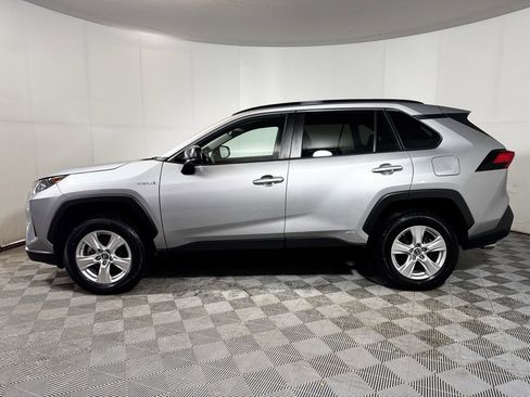 Used 2020 Toyota RAV4 LE image 5