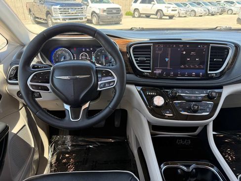 Used 2023 Chrysler Pacifica Limited FWD image 34