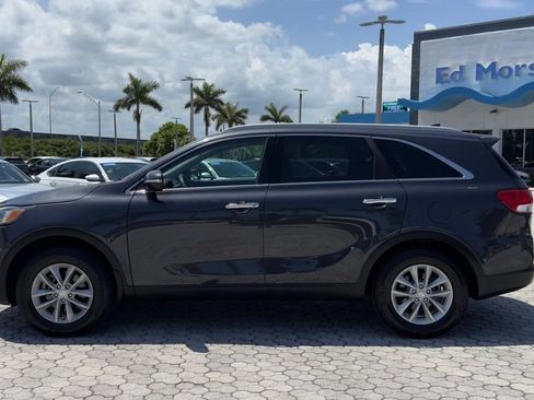 Used 2018 Kia Sorento FWD image 3