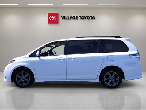 Certified 2019 Toyota Sienna SE Premium image 2