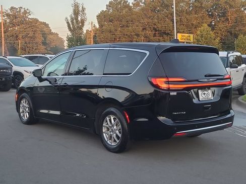 Used 2024 Chrysler Pacifica Touring-L FWD image 5