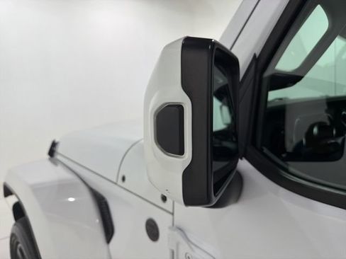 Used 2021 Jeep Wrangler Unlimited Sahara AWD/4WD image 9