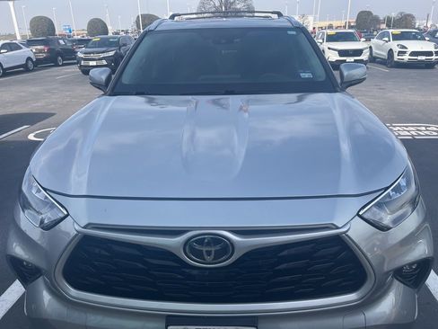 Used 2020 Toyota Highlander XLE image 12